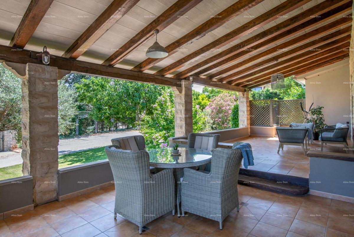 Prodaja - luksuzna vila s bazenom i dodatnim objektom, na prostrani parceli, Ližnjan!