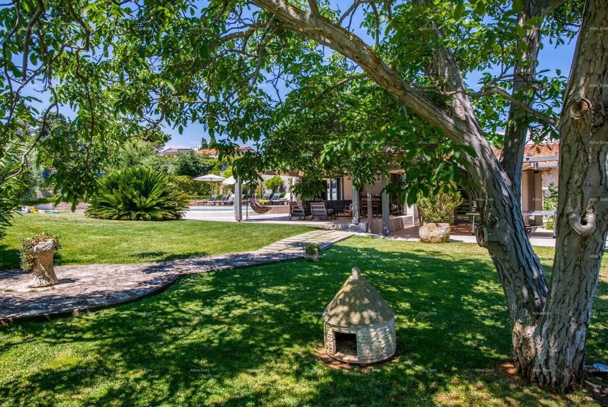 Prodaja - luksuzna vila s bazenom i dodatnim objektom, na prostrani parceli, Ližnjan!