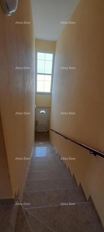 Odlična priložnost! Ekskluzivna prodaja stanovanja na vrhunski lokaciji s dvorištem in parkirnim mestom. Pogled na morje! Pošesi, Medulin!!