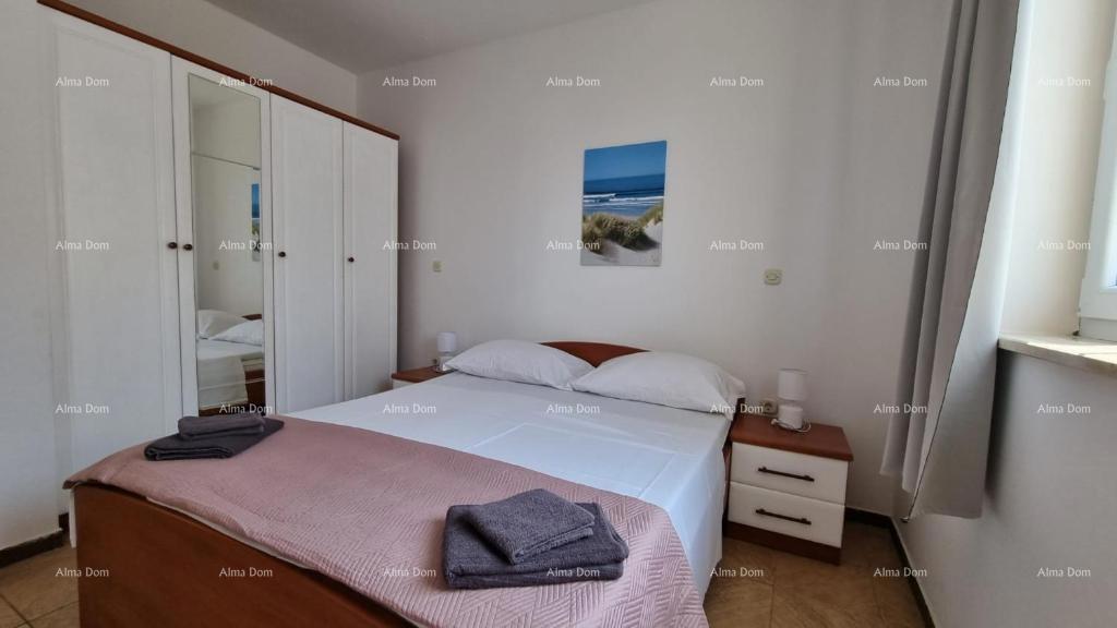 Odlična priložnost! Ekskluzivna prodaja stanovanja na vrhunski lokaciji s dvorištem in parkirnim mestom. Pogled na morje! Pošesi, Medulin!!