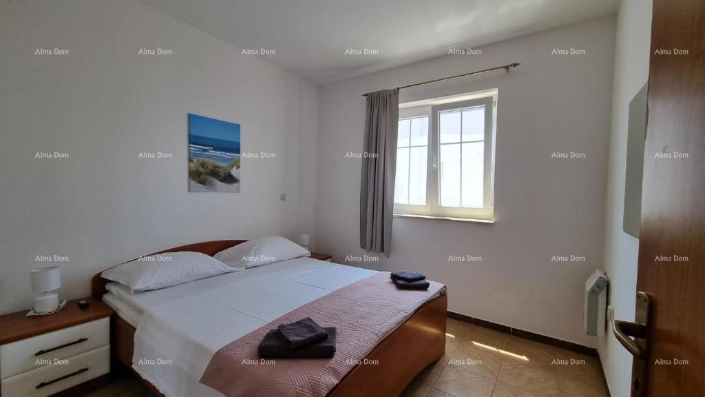 Odlična priložnost! Ekskluzivna prodaja stanovanja na vrhunski lokaciji s dvorištem in parkirnim mestom. Pogled na morje! Pošesi, Medulin!!