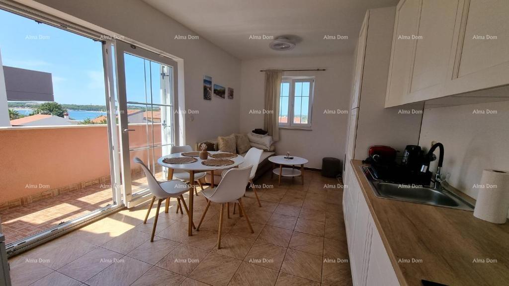 Odlična priložnost! Ekskluzivna prodaja stanovanja na vrhunski lokaciji s dvorištem in parkirnim mestom. Pogled na morje! Pošesi, Medulin!!