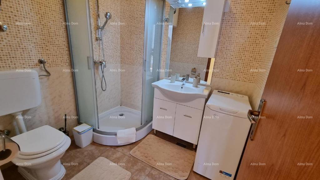 Odlična priložnost! Ekskluzivna prodaja stanovanja na vrhunski lokaciji s dvorištem in parkirnim mestom. Pogled na morje! Pošesi, Medulin!!