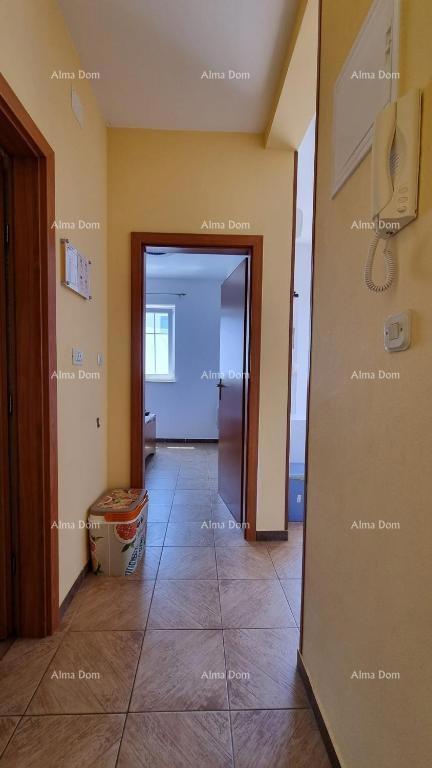 Odlična priložnost! Ekskluzivna prodaja stanovanja na vrhunski lokaciji s dvorištem in parkirnim mestom. Pogled na morje! Pošesi, Medulin!!