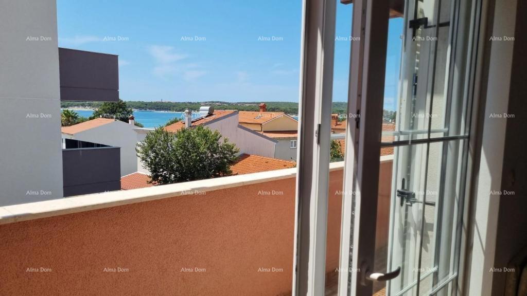 Odlična priložnost! Ekskluzivna prodaja stanovanja na vrhunski lokaciji s dvorištem in parkirnim mestom. Pogled na morje! Pošesi, Medulin!!