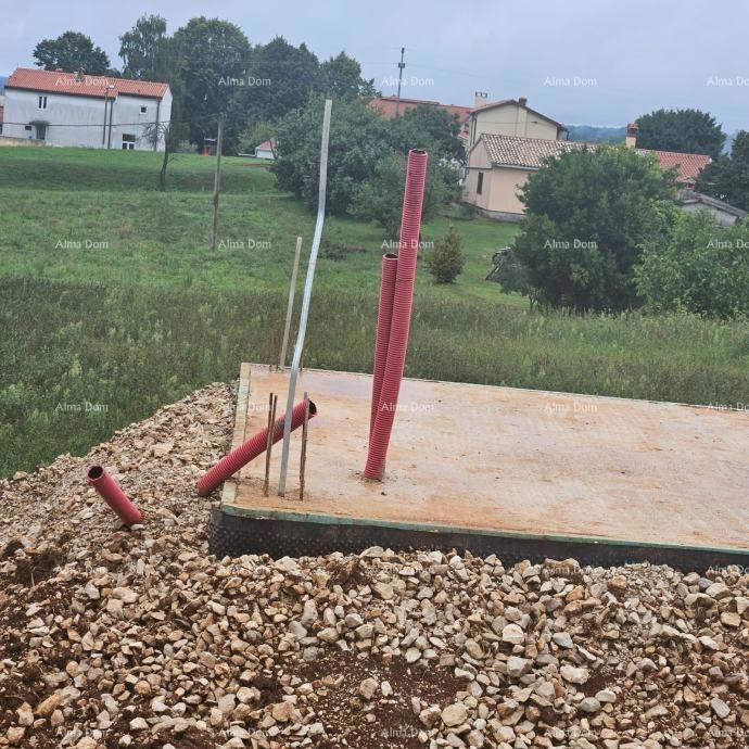 Prodaja - gradbeno zemljišče s dovoljenjem in začetkom gradnje, blizu Barbana!