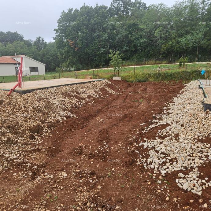 Prodaja - gradbeno zemljišče s dovoljenjem in začetkom gradnje, blizu Barbana!