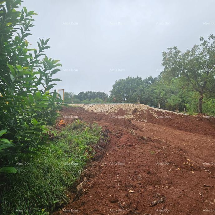 Prodaja - gradbeno zemljišče s dovoljenjem in začetkom gradnje, blizu Barbana!
