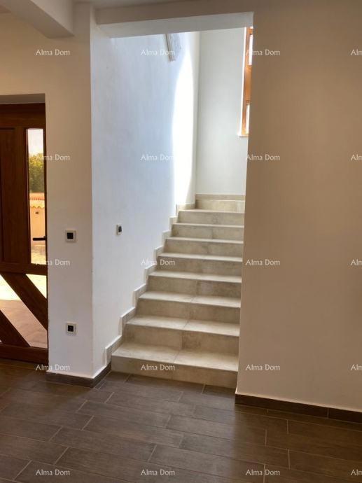 Na prodajo hiša, 200 m2, s parcelo površine 695 m², Raša