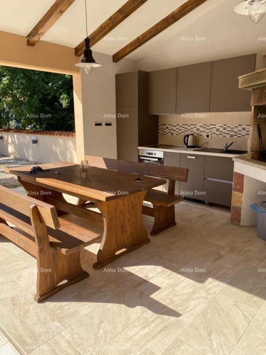 Na prodajo hiša, 200 m2, s parcelo površine 695 m², Raša