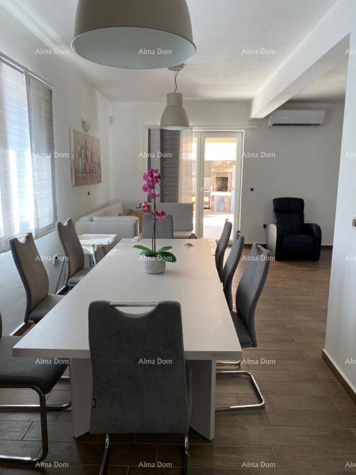 Na prodajo hiša, 200 m2, s parcelo površine 695 m², Raša