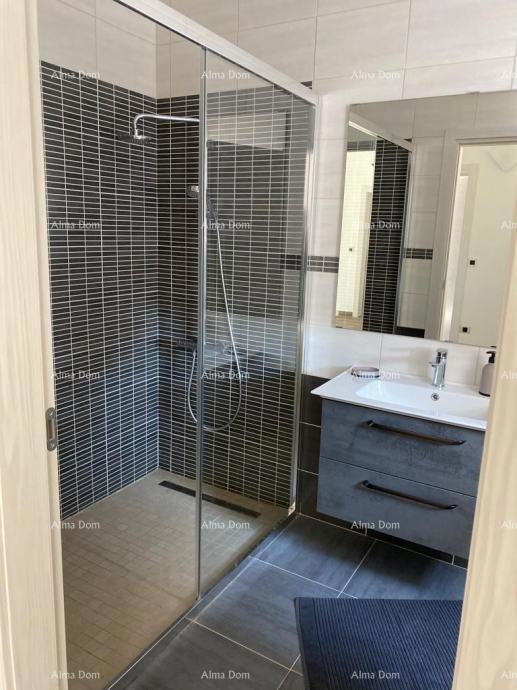 Na prodajo hiša, 200 m2, s parcelo površine 695 m², Raša