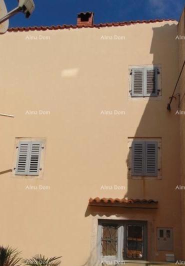 Prostrana hiša v Marčani s tremi nadstropji in vrtom - prodaja.