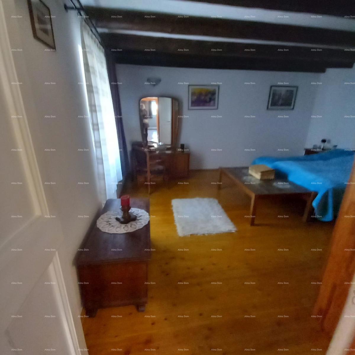 Prostrana hiša v Marčani s tremi nadstropji in vrtom - prodaja.