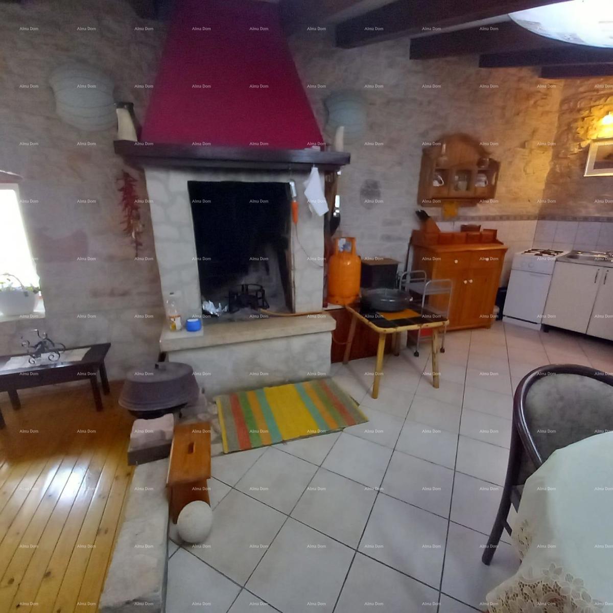 Prostrana hiša v Marčani s tremi nadstropji in vrtom - prodaja.