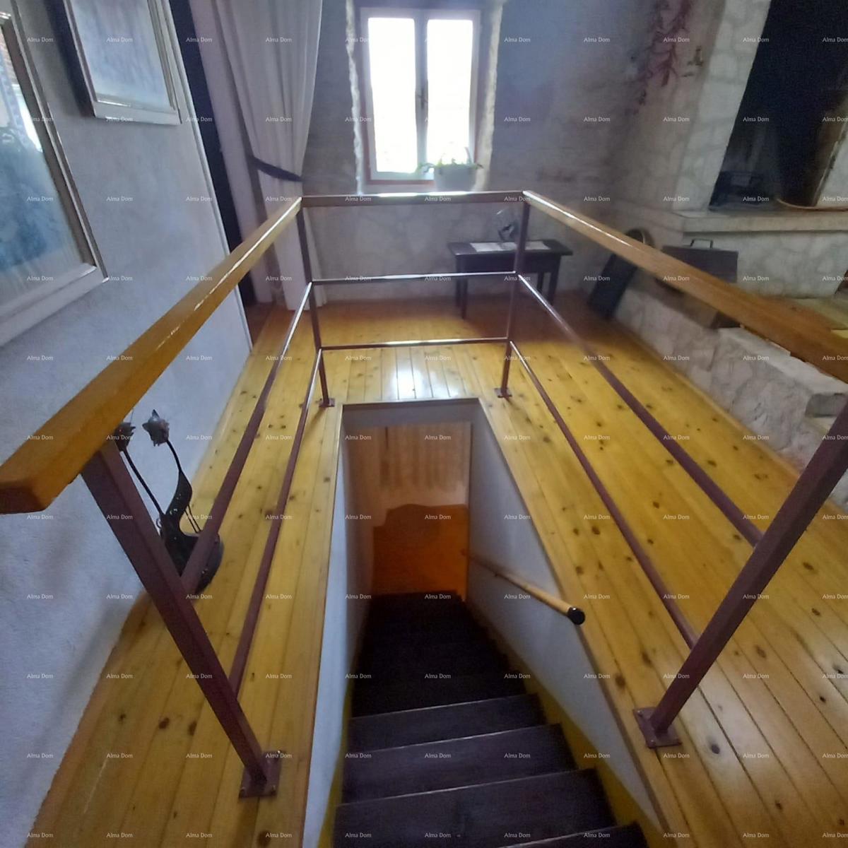 Prostrana hiša v Marčani s tremi nadstropji in vrtom - prodaja.