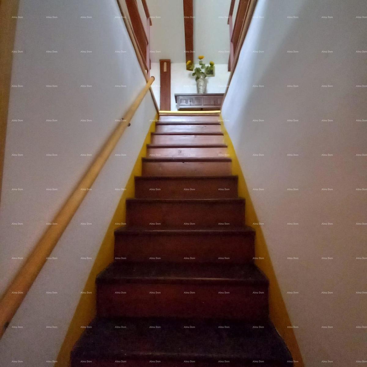 Prostrana hiša v Marčani s tremi nadstropji in vrtom - prodaja.