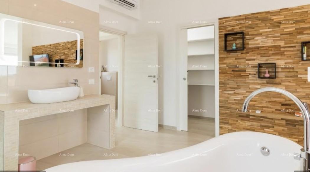 Prodaja čudovite vile s bazenom, jacuzzijem in pogledom na morje, Fažana!