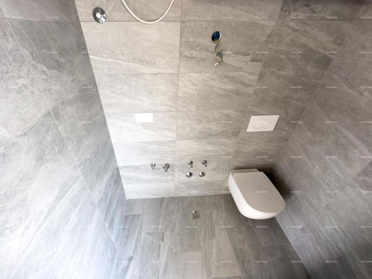 Prodajemo stan z veliko strešno teraso!