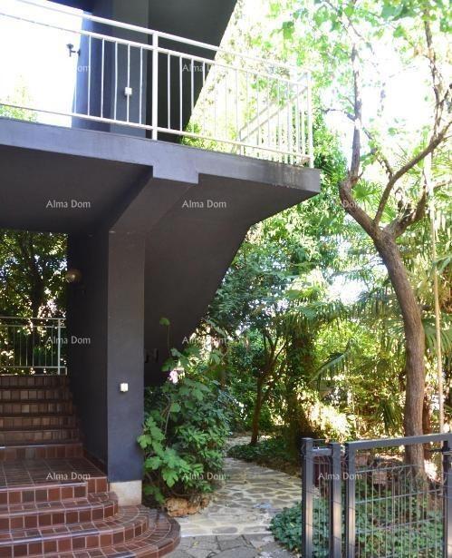 Lungomare – Pulj, stanovanje s prostorno teraso in vrtom