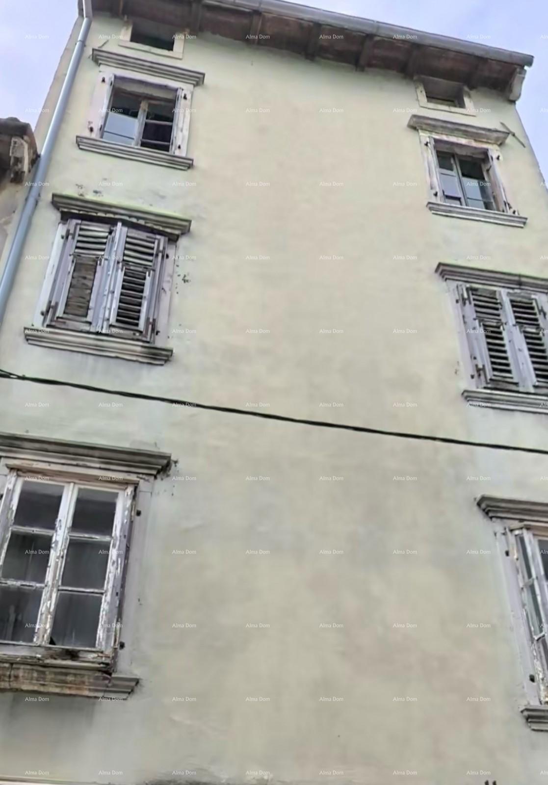 Odlična priložnost! Prodaja stanovanjske stavbe s poslovnim prostorom in vrtom, v centru Vodnjana!