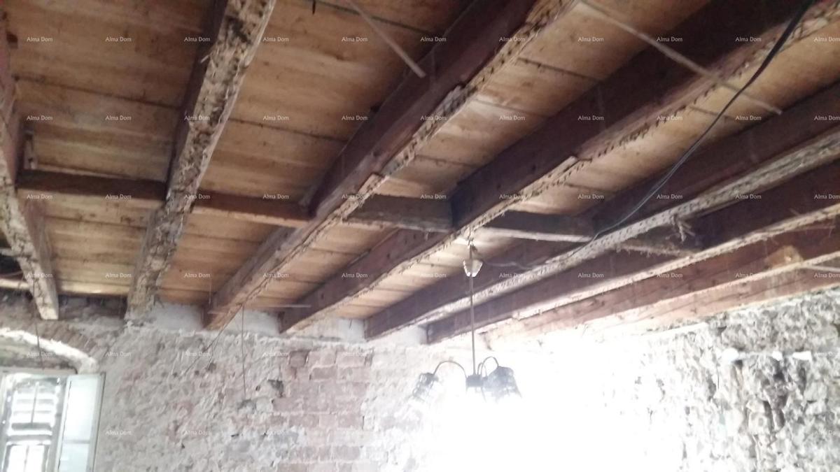 Odlična priložnost! Prodaja stanovanjske stavbe s poslovnim prostorom in vrtom, v centru Vodnjana!