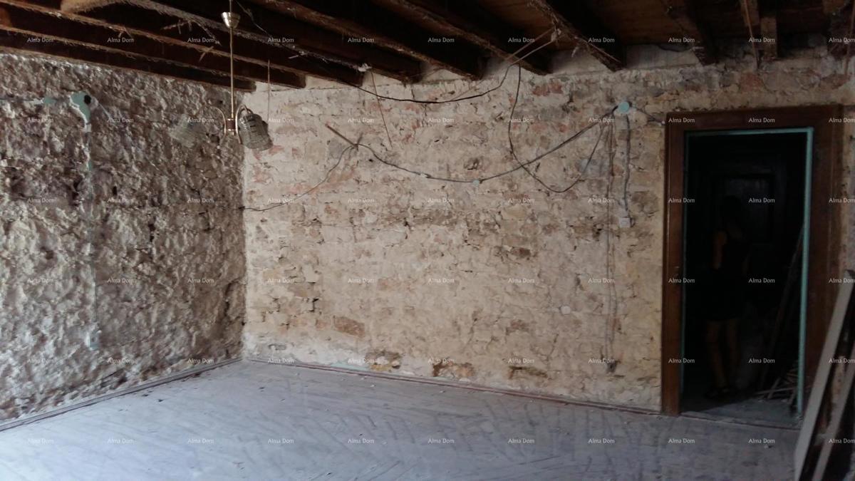 Odlična priložnost! Prodaja stanovanjske stavbe s poslovnim prostorom in vrtom, v centru Vodnjana!