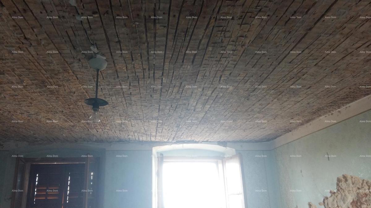 Odlična priložnost! Prodaja stanovanjske stavbe s poslovnim prostorom in vrtom, v centru Vodnjana!