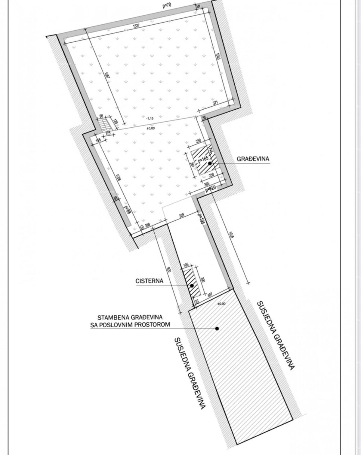 Odlična priložnost! Prodaja stanovanjske stavbe s poslovnim prostorom in vrtom, v centru Vodnjana!