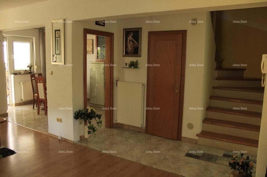 Na prodajo dvojna hiša v Poreču, 2 km od morja