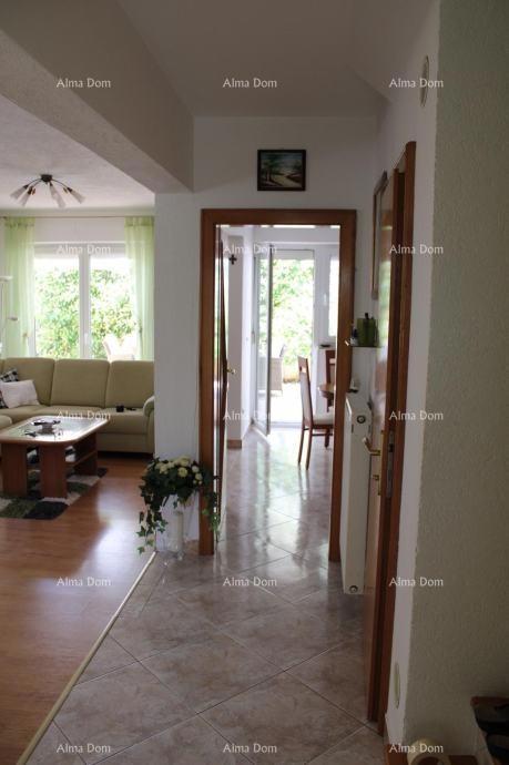 Na prodajo dvojna hiša v Poreču, 2 km od morja