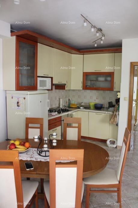 Na prodajo dvojna hiša v Poreču, 2 km od morja