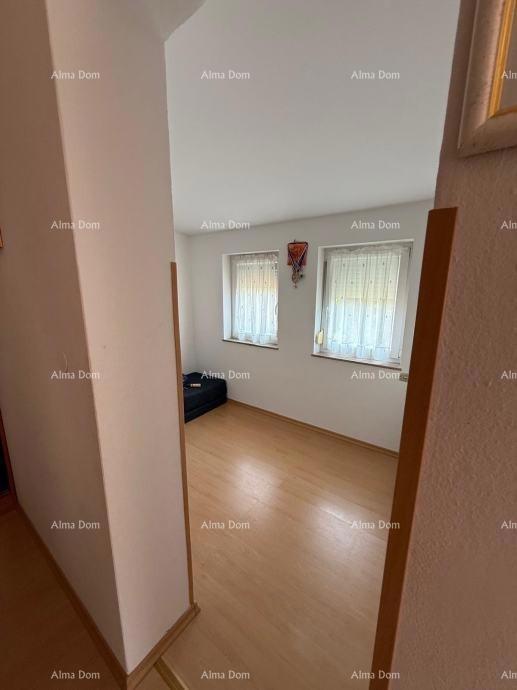 Na prodajo dvojna hiša v Poreču, 2 km od morja