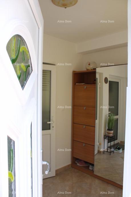 Na prodajo dvojna hiša v Poreču, 2 km od morja