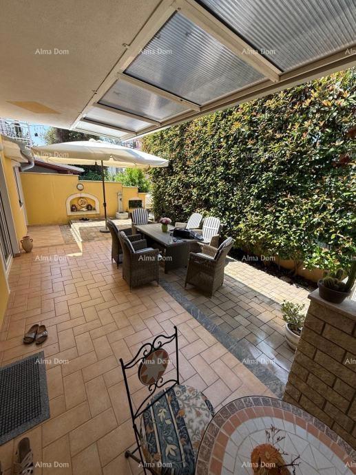 Na prodajo dvojna hiša v Poreču, 2 km od morja