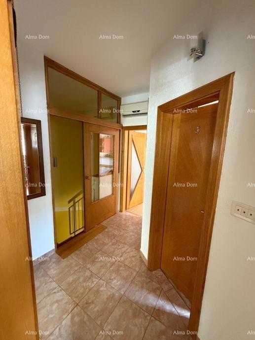 Na prodajo dvojna hiša v Poreču, 2 km od morja