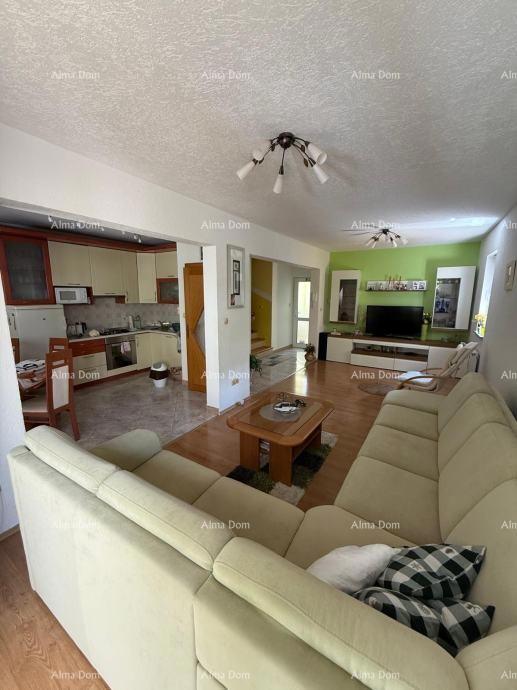 Na prodajo dvojna hiša v Poreču, 2 km od morja