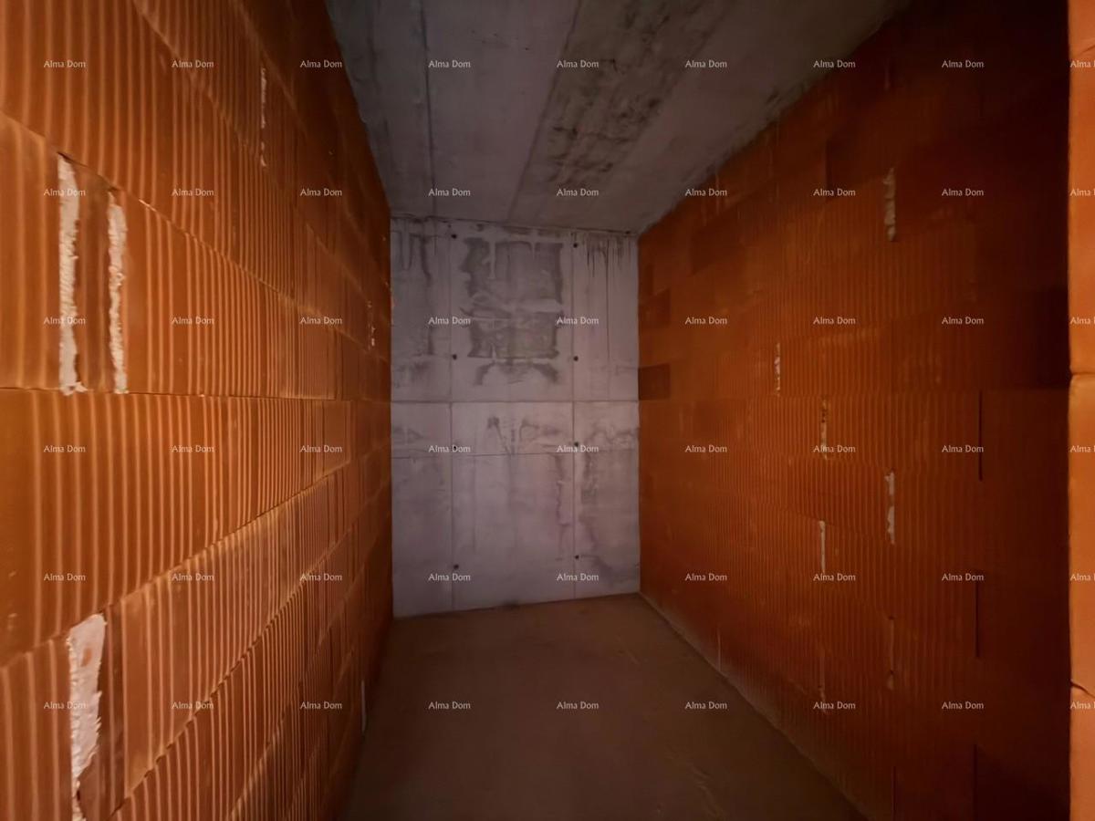 The translation of the title "Novogradnja, odlična lokacija" to Slovenian is: "Novogradnja, odlična lokacija." (Note: The title is already in Slovenian.)