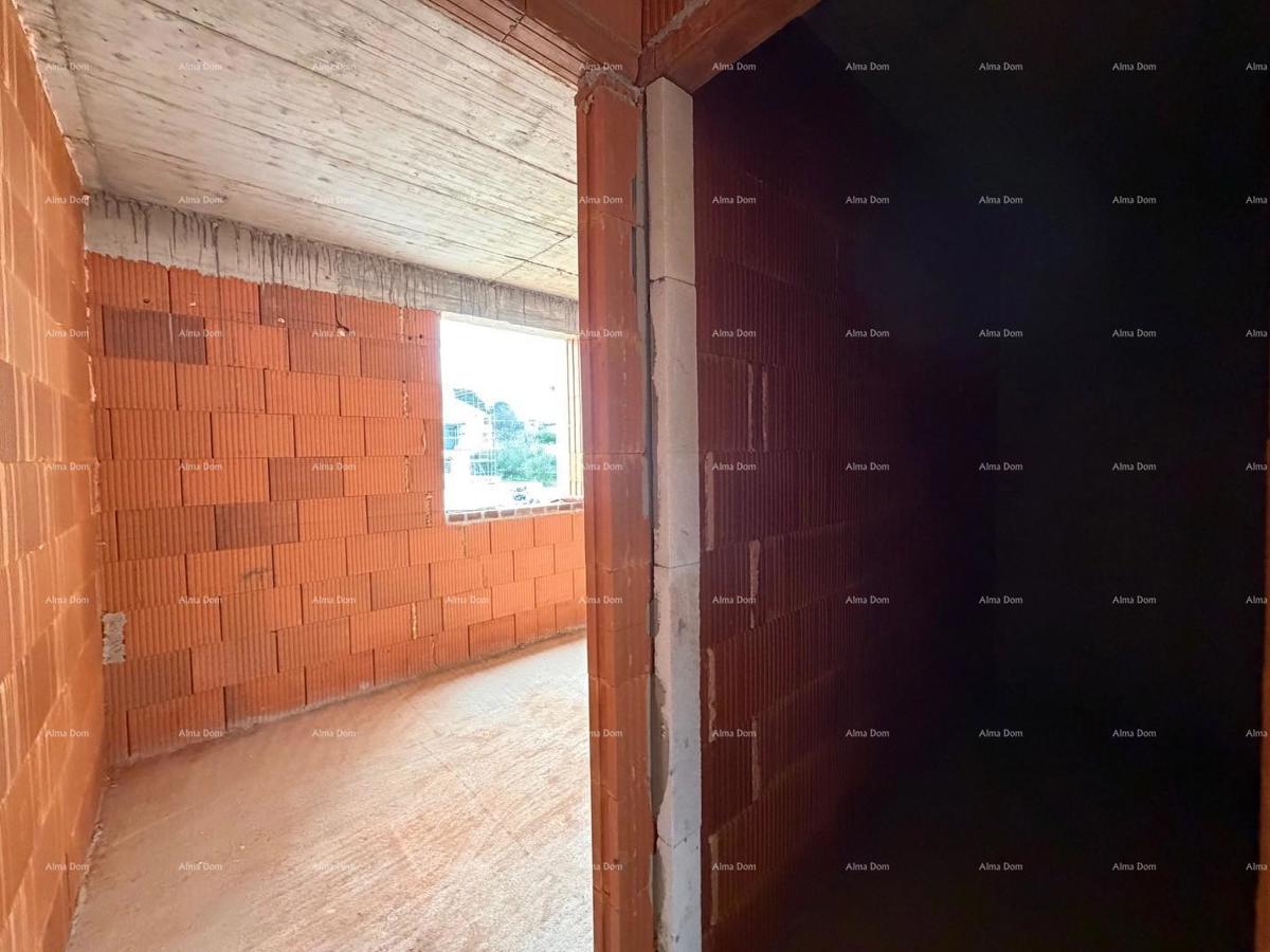 The translation of the title "Novogradnja, odlična lokacija" to Slovenian is: "Novogradnja, odlična lokacija." (Note: The title is already in Slovenian.)