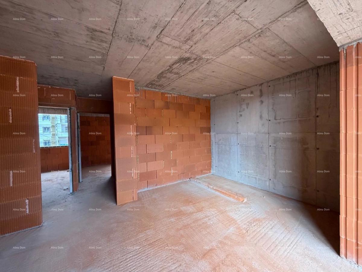 The translation of the title "Novogradnja, odlična lokacija" to Slovenian is: "Novogradnja, odlična lokacija." (Note: The title is already in Slovenian.)