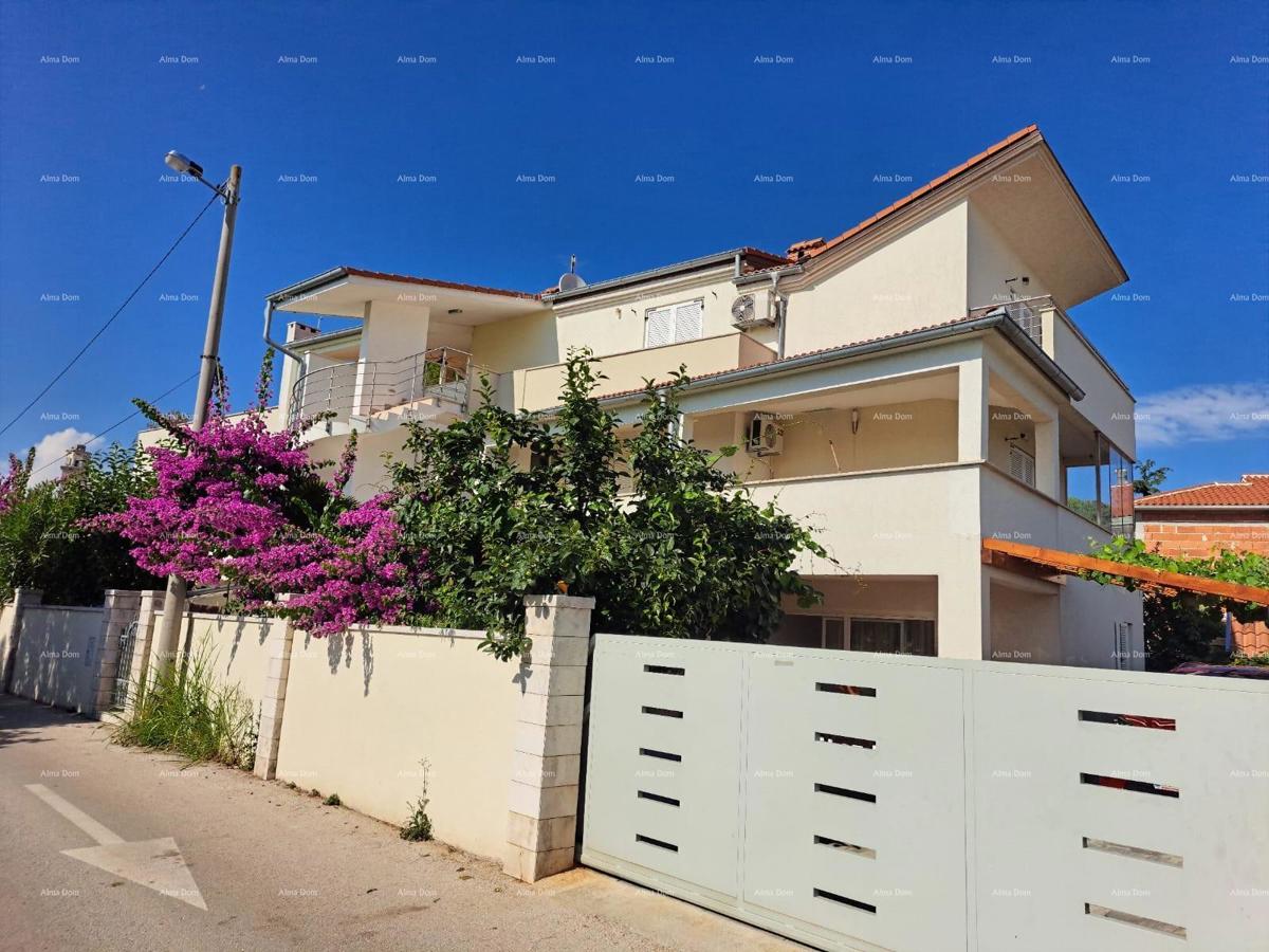 NA PRODAJU – Hiša z dvema ločenima stanoma, Premantura