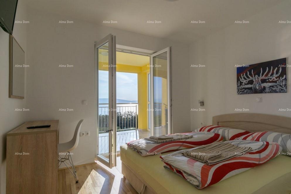 Raša, Šarmantna apartmajska hiša s bazenom in panoramskim pogledom na morje