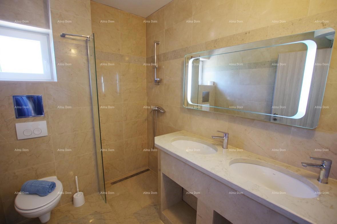 Raša, Šarmantna apartmajska hiša s bazenom in panoramskim pogledom na morje