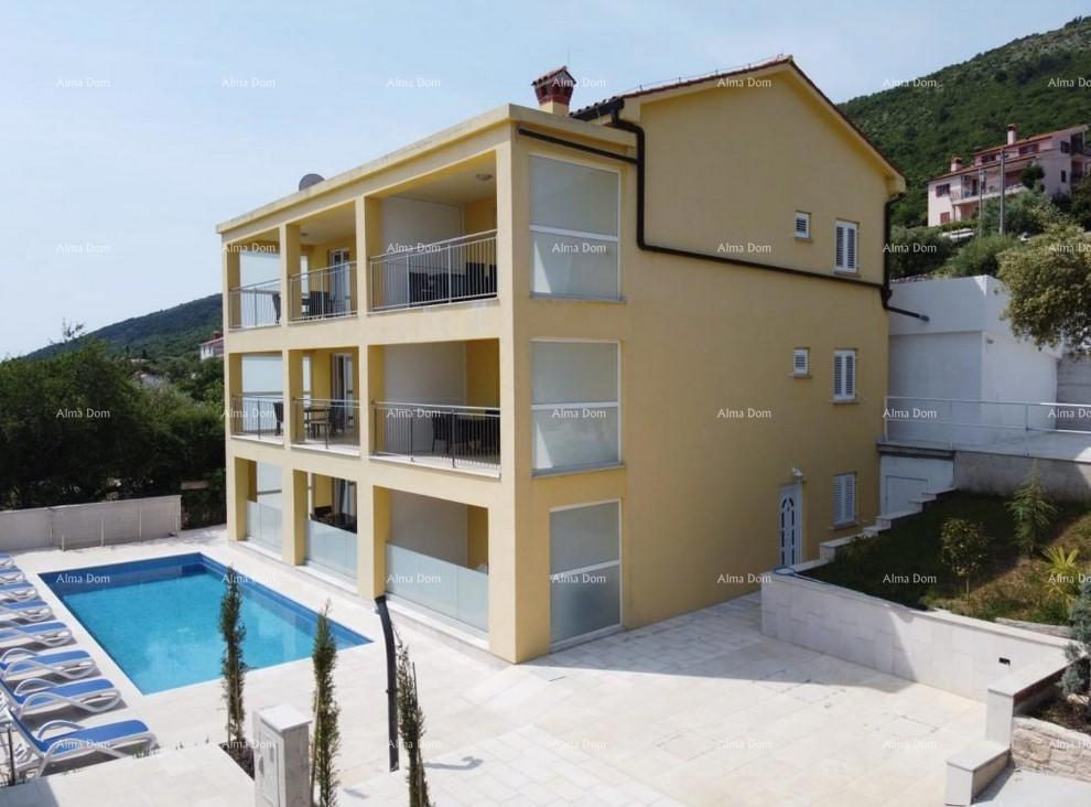 Raša, Šarmantna apartmajska hiša s bazenom in panoramskim pogledom na morje