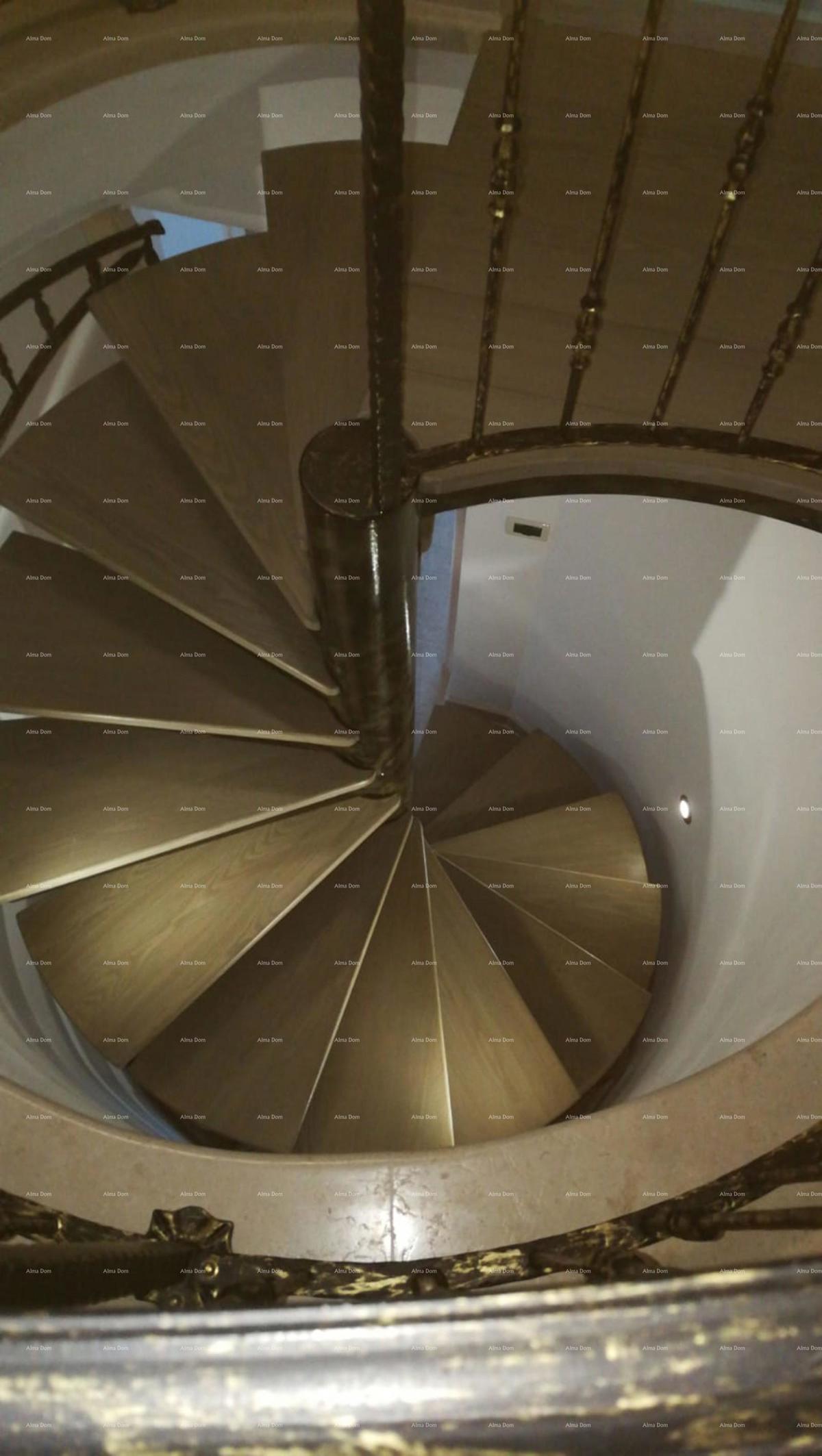 Labin, Kamena hiša s bazenom in veliko parcelo