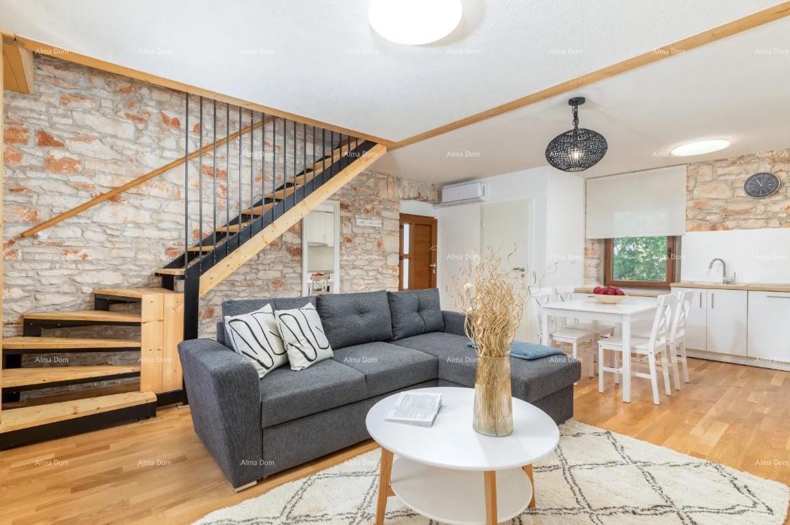 Na prodaj je kamena kuća s tremi ločenimi stanovi - blizu Ližnjana!