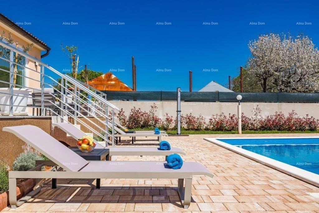 Luksuzna vila s bazenom na prodajo – Istra, okolica Barbana