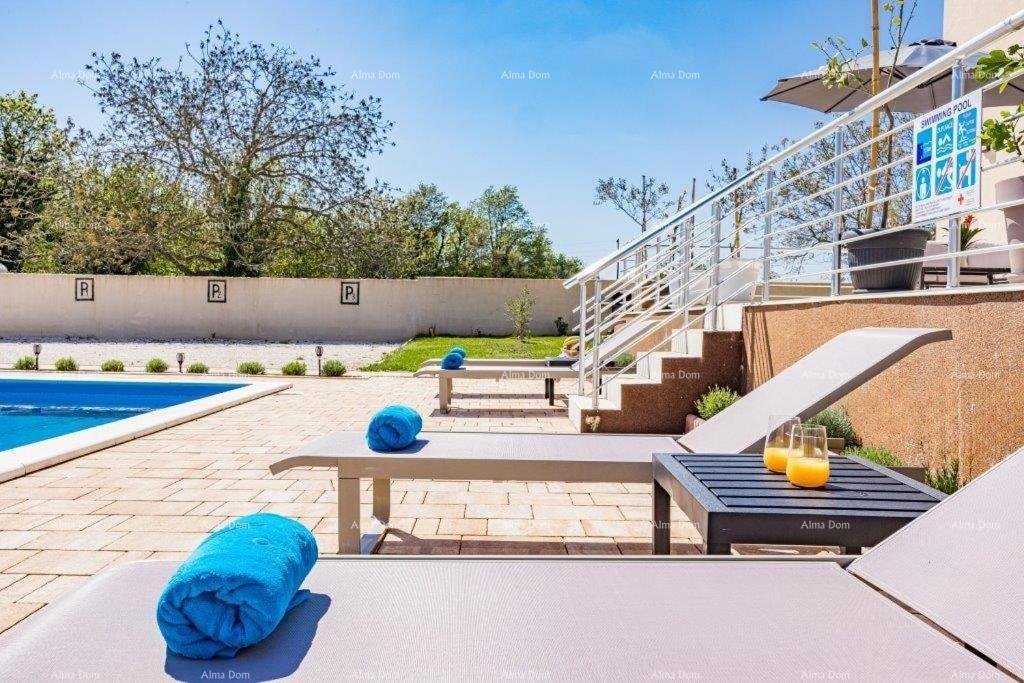 Luksuzna vila s bazenom na prodajo – Istra, okolica Barbana