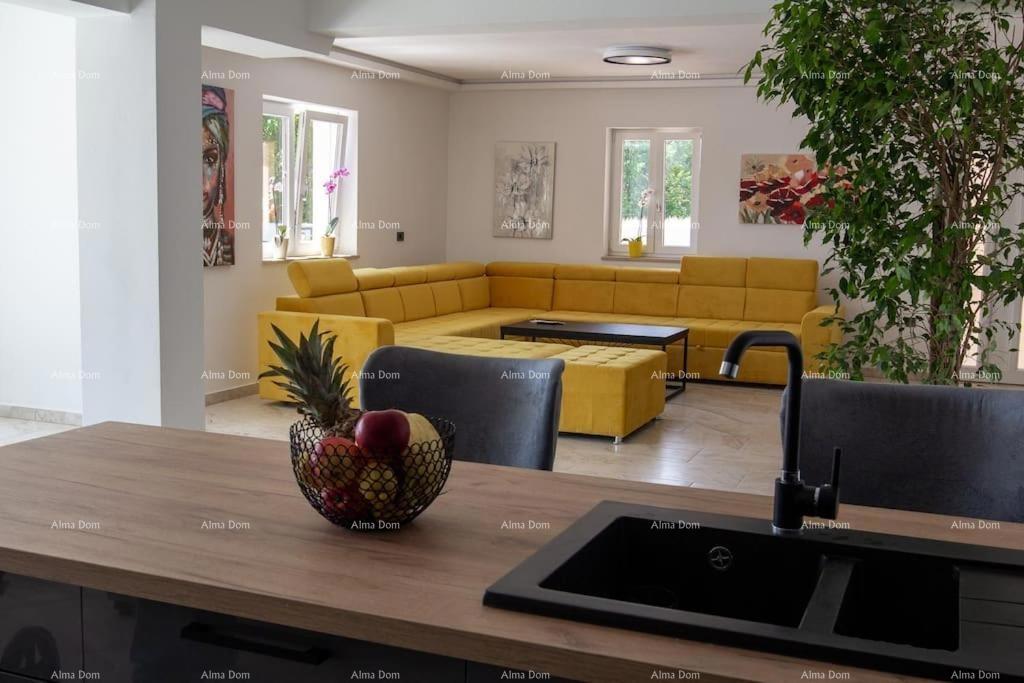 Luksuzna vila s bazenom na prodajo – Istra, okolica Barbana