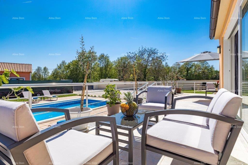 Luksuzna vila s bazenom na prodajo – Istra, okolica Barbana